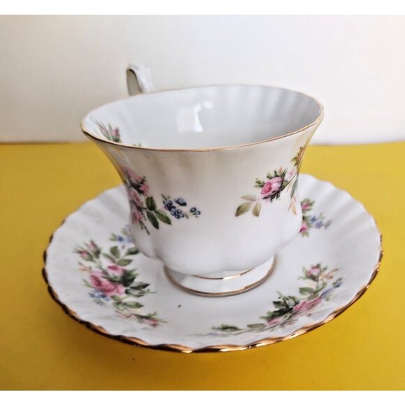 Royal Albert Moss Rose Fine bone china Tea cup & Saucer 1960's - Picture 3 of 11